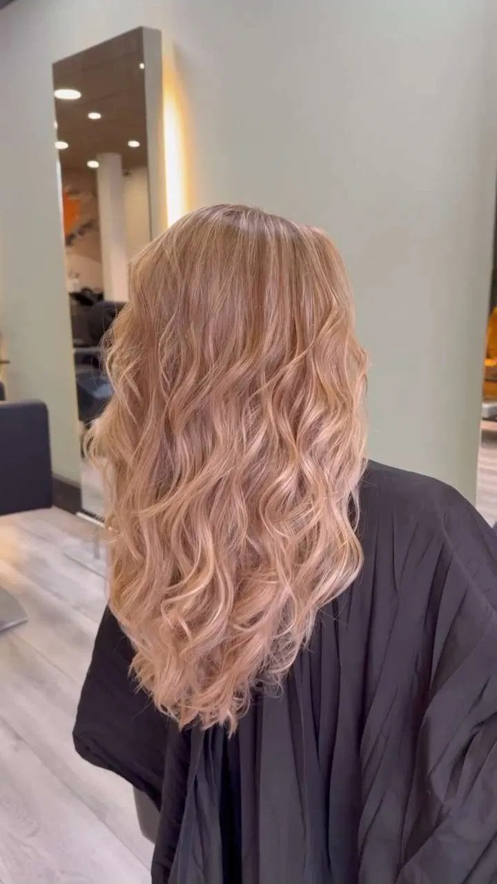 Lange blonde balayage golven, van achteren gezien