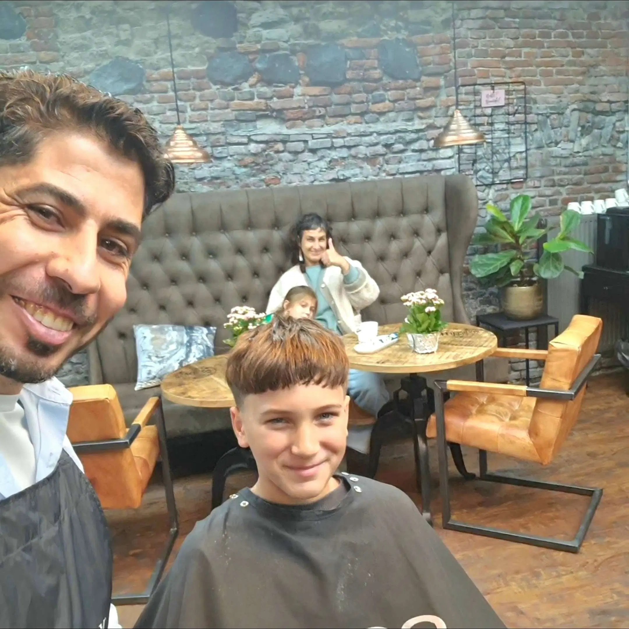 Barber en jonge klant na de knipbeurt