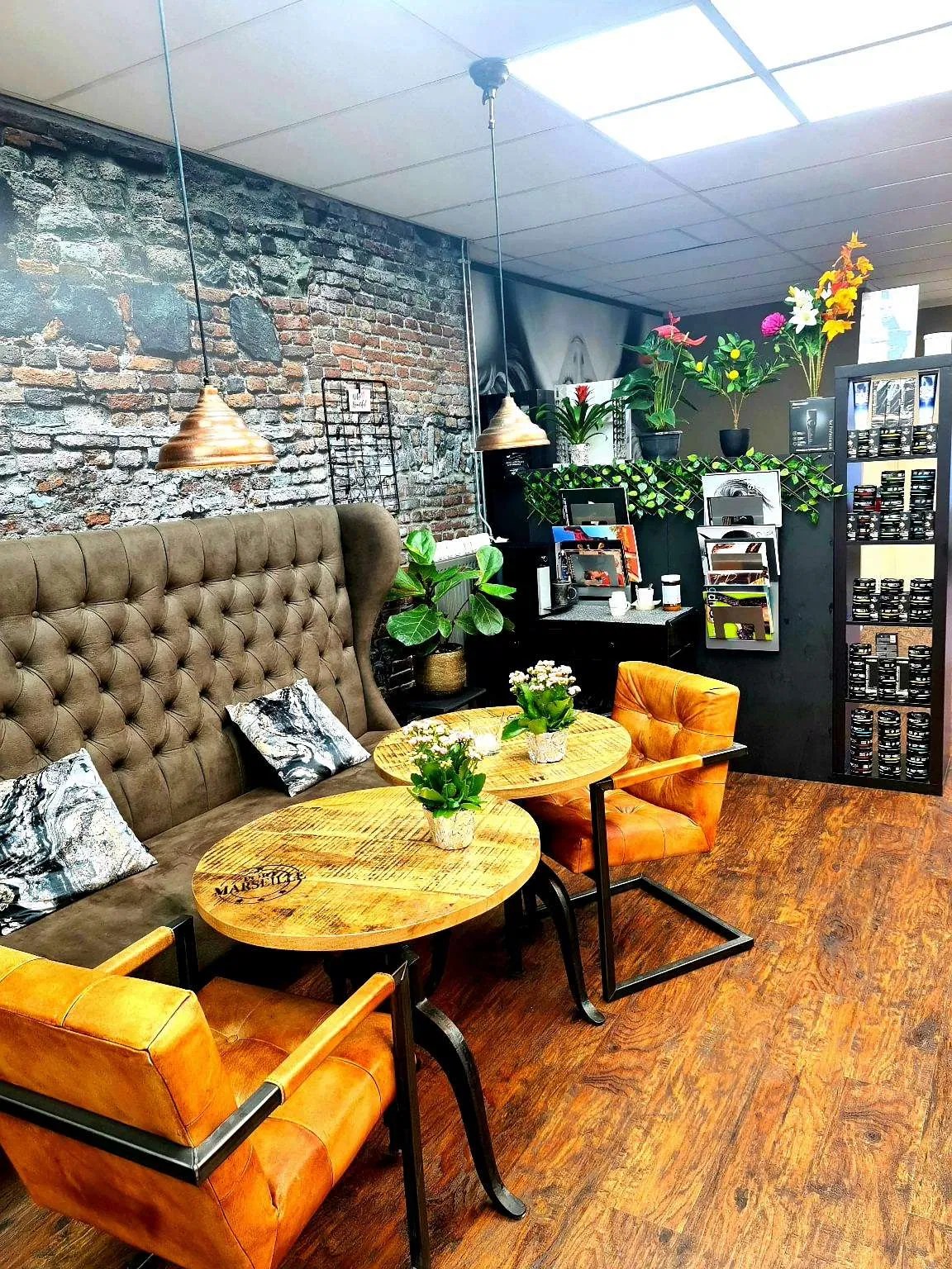 De wachtlounge met chesterfield bank en oranje stoelen